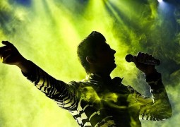عکس/ خواننده ایرانی به کنسرت های  ۱۴۱۰ سر می‌زند!