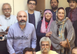 خواننده احساسی پاپ و فرزاد حسنی در کنار تئاتری‌های رفع توقیفی + عکس