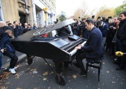 پیانیستی که ۶۹۰ کیلومتر رانندگی کرد تا برای پاریسی‌ها بنوازد + عکس