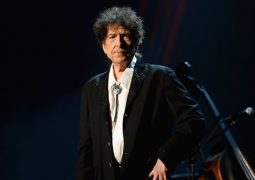 عضو نوبل «باب دیلن» را بی‌ادب خواند