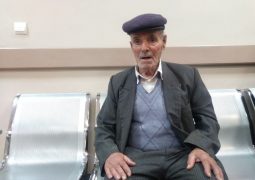 هنرمند  ۷۰ ساله‌ای که به اجبار باربری کند + عکس