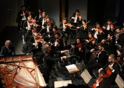 یک انجمن هنرمند اتریشی ارکستر آیسو را رهبری می‌کند