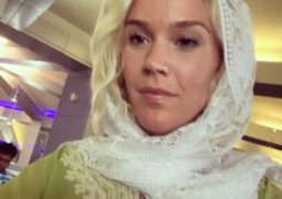 خواننده زن بریتانیایی از ایران اخراج شد+ عکس