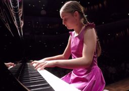 دختر ۱۱ ساله‌ای که با موتزارت مقایسه می‌شود