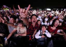 کنسرت ۱۱ هزار نفری در ووهان چین یک سال پس از کرونا/ عکس