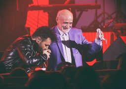 دست بوسی پدر در وسط کنسرت