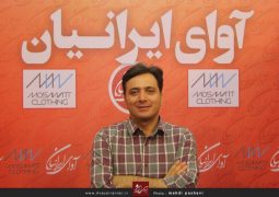 اخشابی در گفتگو با آوای ایرانیان: پول می‌دهند تا خواننده تیتراژ سریال‌ها شوند
