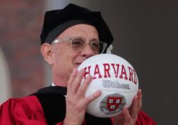 تام هنکس مدرک افتخاری هاروارد را گرفت/ ابرقهرمان خودتان باشید