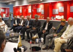 رونمایی از نقش‌برجسته چهره استاد علی نصیریان